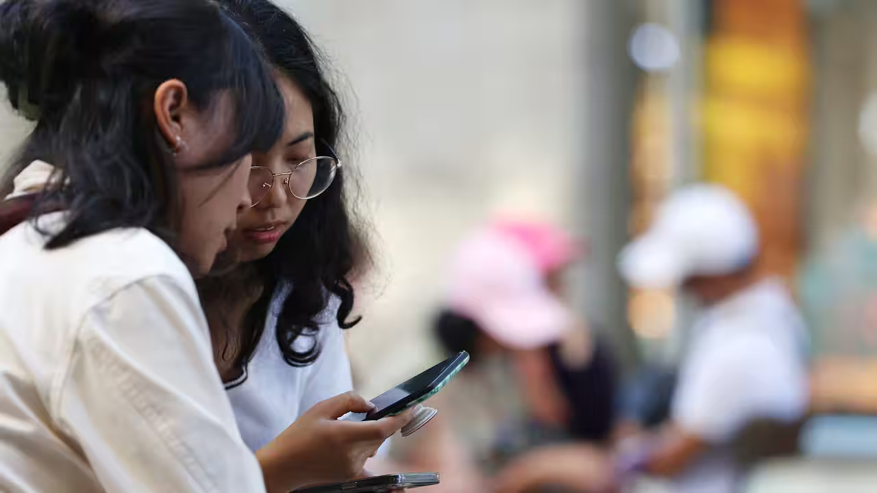 Australia Enforces Stricter Digital Device Policies in Schools: Expanding from Mobile Phones to Smartwatches